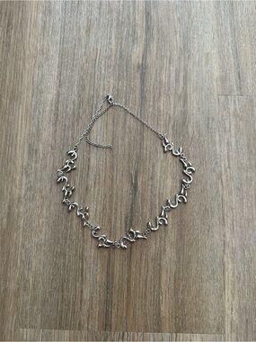 Silver wavy pattern necklace
